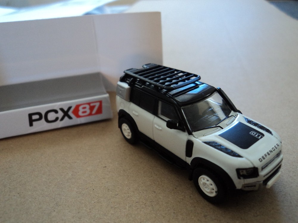 PCX87 2020 LAND ROVER DEFENDER 110 WHITE HO 1/87 PLASTIC