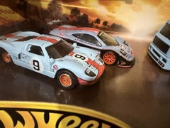 Hot Wheels Premium Gulf 4-Car Set 1:64 McLaren F1 GTR Ford Transit Diecast