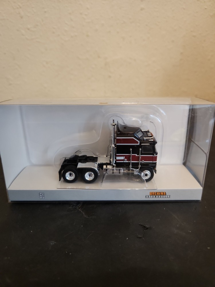 Brekina Automodelle 85726 1:87 1976 Kenworth K100 Aerodyne Sleeper Cab Black/Red