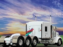 1/64 DCP WHITE KENWORTH W900L TRI AXLE W/ 72″ AEROCAB FLAT TOP SLEEPER