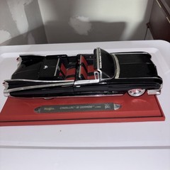 Maisto 1:18 1959 Cadillac Eldorado Biarritz Custom Shop Black with Stand