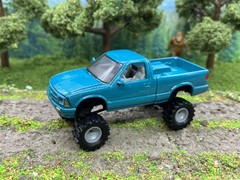 1995 Chevy S10 Lifted 4×4 Truck 1/64 Diecast Custom M2 Machines Pickup 4WD