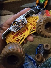 Official 1:64 Die-Cast Mystery Mudders Truck Set – Wash to Reveal Surprise!
