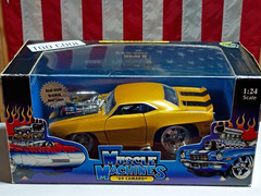 Muscle Machines 1969 Chevrolet Camaro 1/24 Gold w/ Black Stripes Diecast w/Box