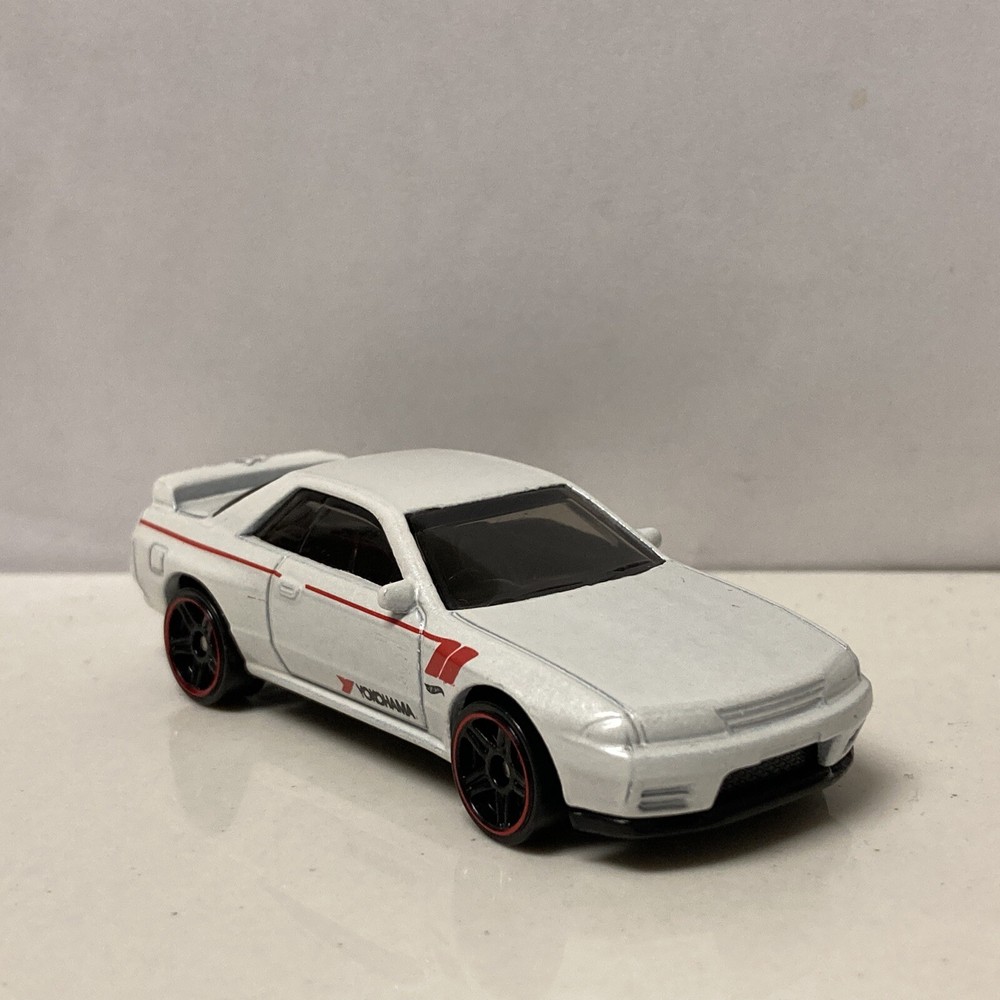 1989-1994 Nissan Skyline GTR R32 Collectible 1/64 Scale Diecast Diorama Model