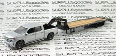 Auto World 1:64 Silver 2019 CHEVROLET SILVERADO High Country w/Gooseneck Trailer