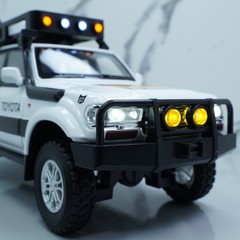 Toyota Land Cruiser LC80 – 1:24 Scale Diecast Model Car Rugged SUV 4×4