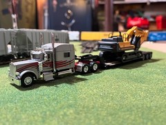 TNS 1/87 HO Peterbilt 389 “Laidlaw” w/lowboy and Hyundai HX520L-3 Excavator Set