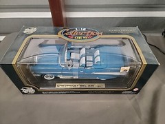Chevy Bel Air 1957 1/18 Die Cast Model Car Road Tough #92108 blue/white