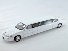 Sunnyside 2003 Lincoln Limousine 1:28 Scale, 12.5″ Die Cast Collectable (White)