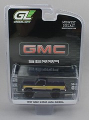 1:64 GreenLight *DARK BLUE & GOLD* 1987 GMC K2500 High Sierra Square Body NIP
