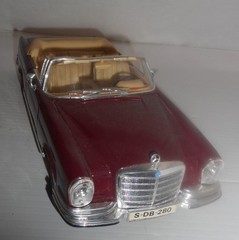 Maisto 1966 Mercedes-Benz 280SE Convertible 1:18 Diecast Car Maroon/Tan 10-1/2″L