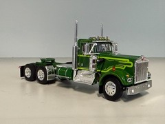 DCP 1/64 GREEN KENWORTH W900A DAY CAB