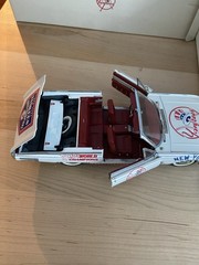 Danbury Mint 1961 Ford Thunderbird New York Yankees Team Car 1/24 Diecast w/Box