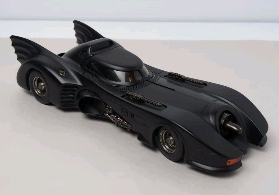 Hot Wheels 1989 Batman Batmobile 1:18 Scale Diecast Metal Mattel 2003