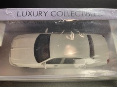 luxury collectibles 1/43 lincoln towncar white RARE