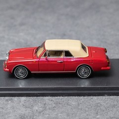 1:64 Red 1993 Rolls-Royce Corniche IV Hardtop Coupe Diecast Model Car