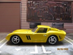 YELLOW Maisto Ferrari 250 GTO 1:64 Scale Diecast Car, w/Real Riders Wheel Swap