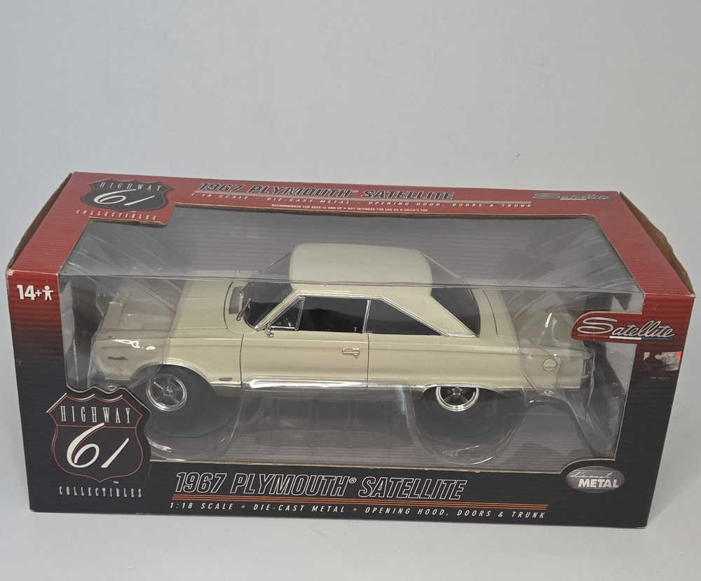 Highway 61 1:18 1967 Plymouth Satellite White Diecast, Opening Hood/Doors/Trunk