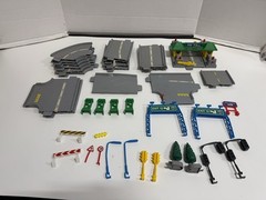 Hot Wheels World Super Highway 16 Track Playset City Green Pay Toll 1996