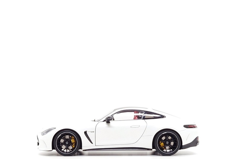 (Damaged Box) NZG 1:18 Mercedes-Benz AMG GT63 4Matic+ in Opalite White Magno