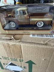 M2 Machines 1958 Chevrolet Apache Cameo Diecast Pickup Truck Brown Cream