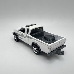 95 Nissan Hardbody D21 Pickup Collectible 1/64 Scale Diecast Diorama Model Mint