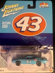 New Johnny Lightning Pop Culture Richard Petty #43 1972 Plymouth Road Runner