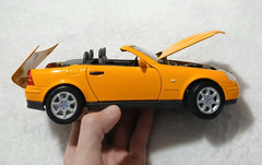 Maisto 1996 Mercedes Benz SLK 230 Convertible Yellow 1/18 Scale Diecast Car