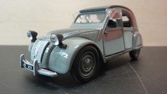NEWRAY 1:32 RENAULT 2CV CLASSIC FRENCH AUTOMOBILE DIECAST MODEL