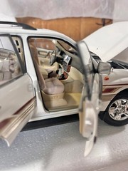 1:18 Scale Toyota Land Cruiser White Diecast Model Car