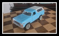 Baby Blue Diecast Ford Bronco Custom 4×4 1:24 Scale