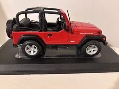Maisto 1/18 scale diecast model of a Jeep Wrangler Rubicon Red Black Base