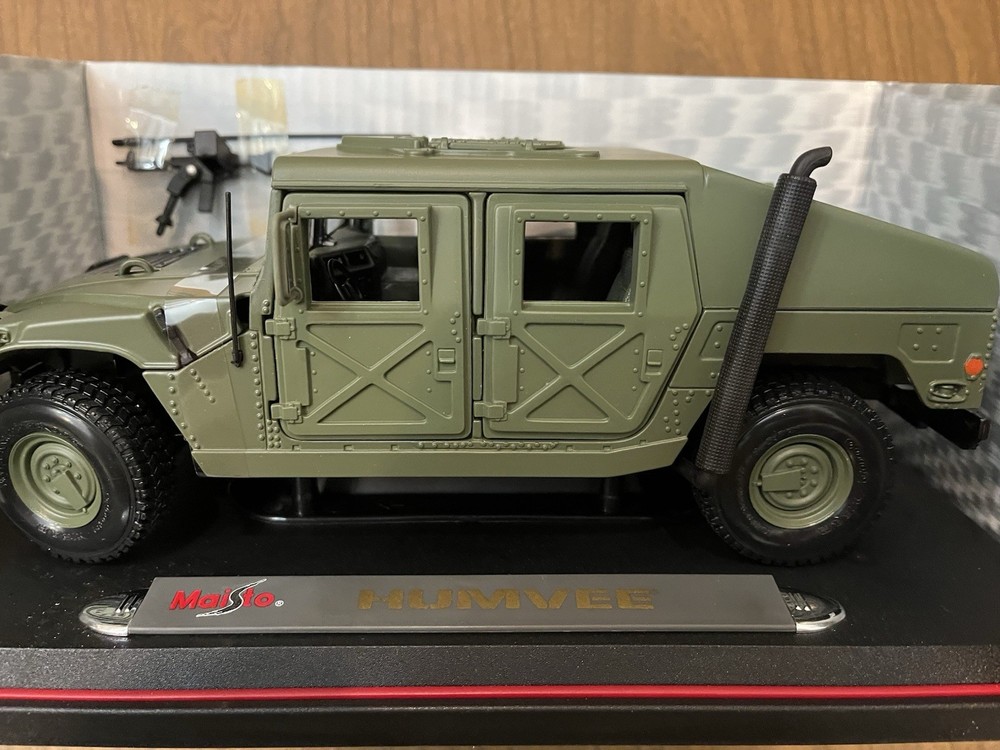 Vintage 1:18 Maisto Military Humvee Olive Drab Green in box w/accessories. 1998