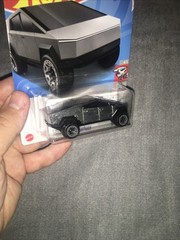 NEW – Hot Wheels #246 Tesla Cybertruck