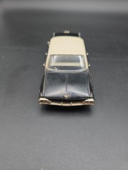 Signature Models: 1/32 Diecast 1961 Sedan De Ville Black/White