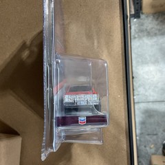 GreenLight Chevron Special Edition Series 1:64 Diecast 1986 GMC Suburban C10