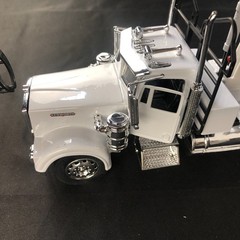 1:32 Die Cast Kenworth W900 Semi w/ Log Hauler Long Haul Truckers by New Ray
