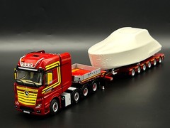 Mercedes Actros MP4 SLT 8×4 SL lowloader+yacht as a load “Neeb” WSI truck models