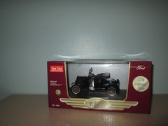 SunStar 1925 Ford Model T Runabout Roaster Black 1:24 DieCast 1881 NIB