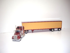DCP FIRST GEAR 1/64 BURGUNDY & YELLOW KW W900L 60″ SLEEPER & SPREAD AXLE TRAILER
