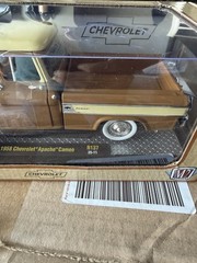 M2 Machines 1958 Chevrolet Apache Cameo Diecast Pickup Truck Brown Cream