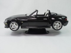 Burago 1/18 Scale BMW 330M Roadster 1996 Diecast Car With Stand