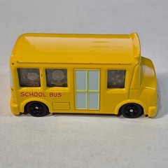 2012 Takara Tomy Dream Tomica #154 Peanuts Gang Snoopy Yellow School Bus Diecast