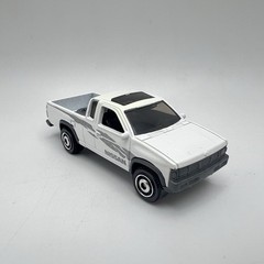 95 Nissan Hardbody D21 Pickup Collectible 1/64 Scale Diecast Diorama Model Mint