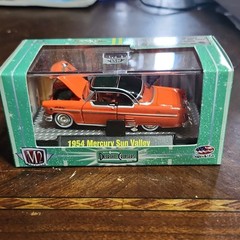 M2 Machines Detroit-Cruisers 1:64 1954 Mercury Sun Valley Orange/Black Case