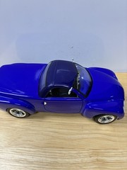 Maisto Special Edition 2000 Chevrolet SSR Concept Blue 1:18 Scale Diecast Model