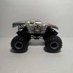 Hot Wheels Monster Jam Max-D Die Cast Truck Size 1:24 Maximum Destruction 2012