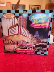 ERTL AMERICAN MUSCLE 7905 1/43 SCALE CRUISIN’ ESQUIRE THEATER DIORAMA W/ 2 CARS