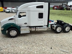1/64 SCALE GREEN AND WHITE DCP T680 Cab WITH GEN 2 CANADAKOTA FRONT FLOATS